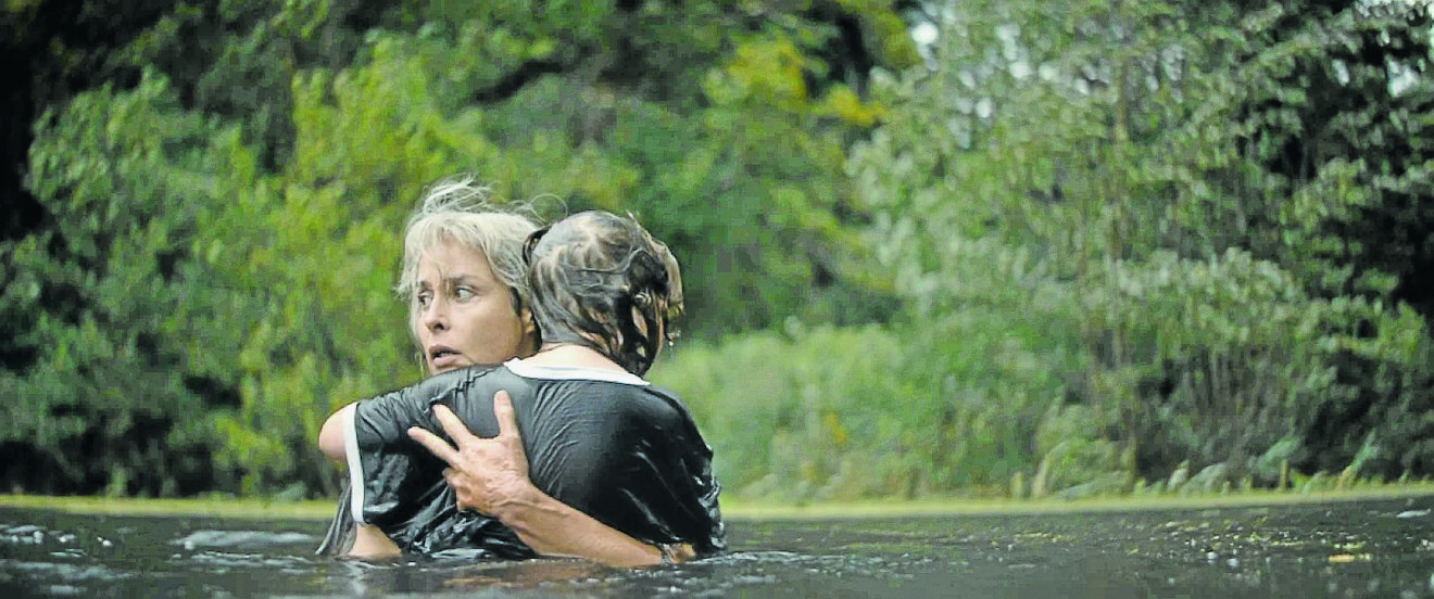 Film »Milchzähne«: Ein Mädchen steht im Walde