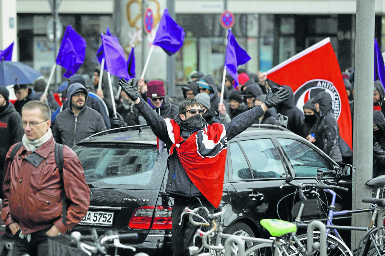 Pferdestaffeln, Wasserwerfer, Pfefferspray