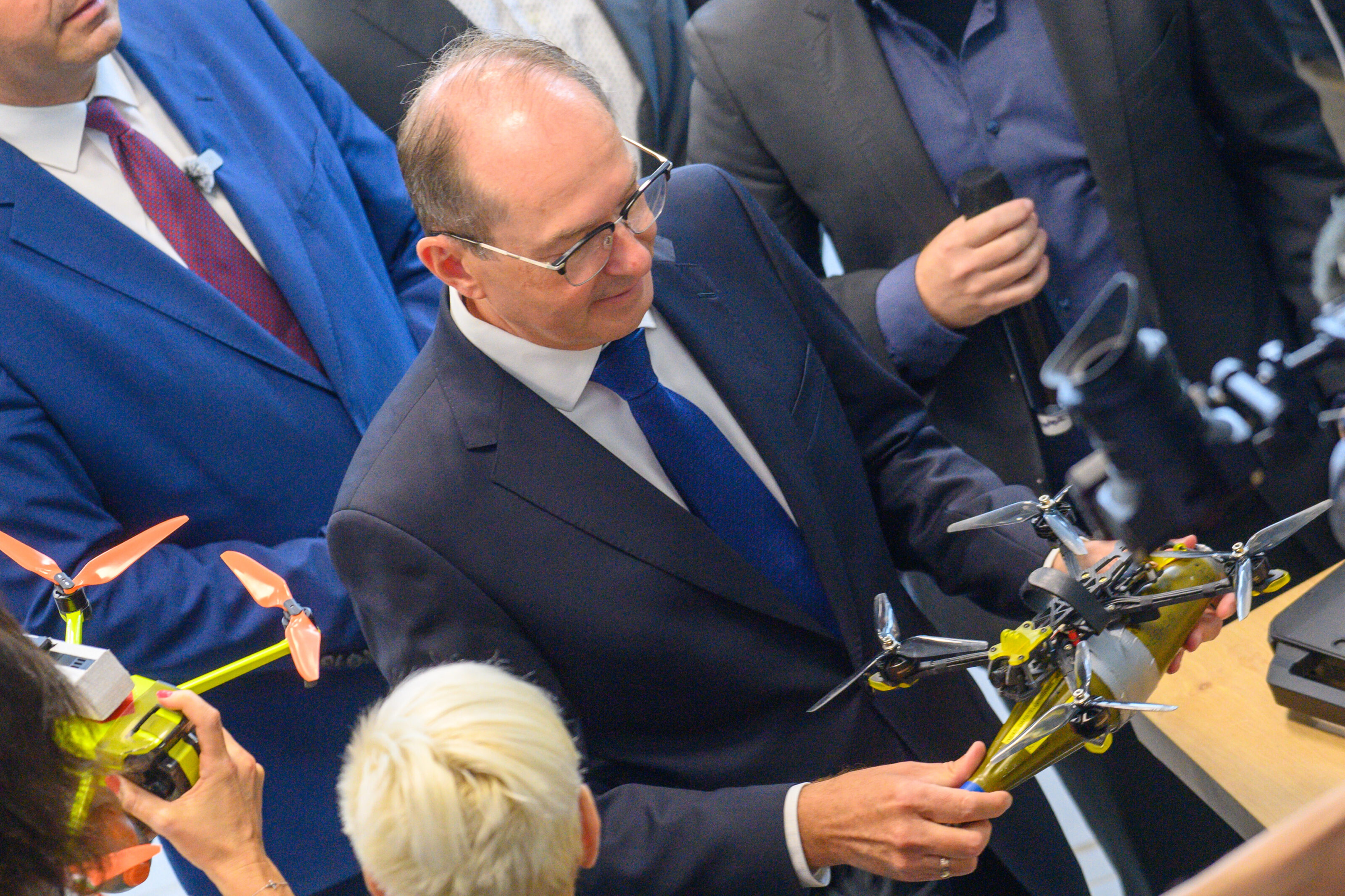 Dobrindt erweitert Drohnen-Forschungs­zentrum in Sachsen-Anhalt